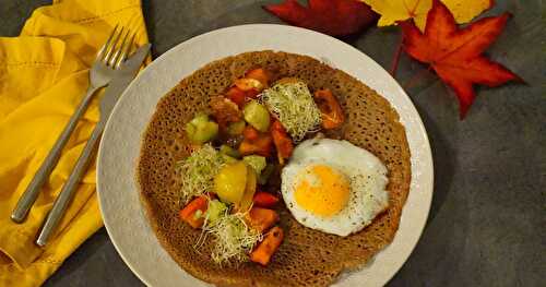 En mode retour de l'AMAP : galettes de sarrasin, potimarron rôti, tomates, alfalfa, oeuf (veggie, automne, sans gluten)