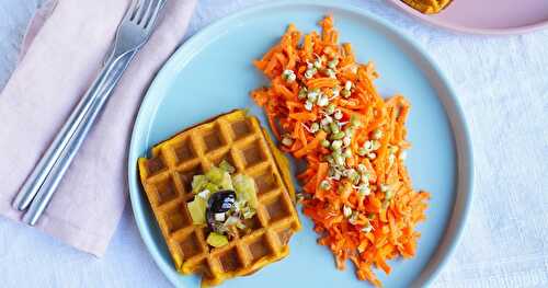 En mode retour de l'AMAP : gaufres butternut-cacahuètes, poireaux, salade de carottes (vegan, sans gluten, amap)