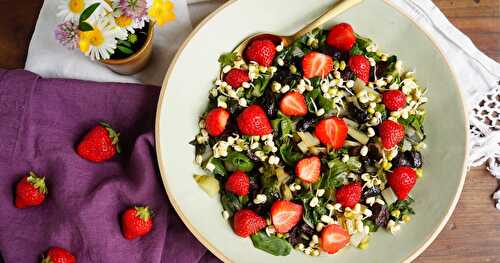 En mode retour de l'Amap : salade blettes, fraises, olives (amap, vegan, salade)