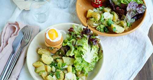 En mode retour de l'Amap : salade pommes de terre et oignons nouveaux, salade verte et oeufs à la coque (amap, veggie, sans gluten)