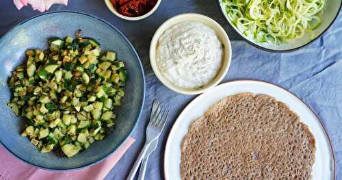 Galettes au sarrasin, crème d'artichauts, courgettes cuites et crues, tomates séchées (vegan, sans gluten)