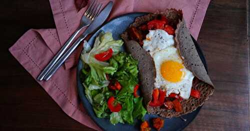 Galettes au sarrasin, potimarron rôti, tomates, oeufs au plat (veggie, sans gluten)