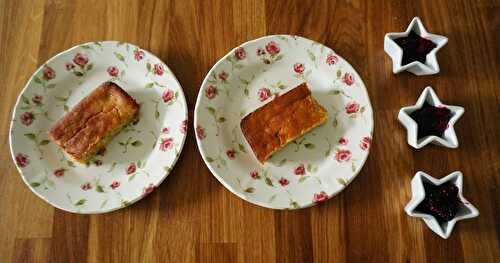 Gâteau au yaourt et à la rhubarbe
