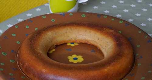 Gâteau au yaourt super citronné dans un moule à savarin