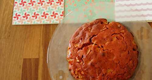 Gâteau base yaourt à la betterave, pomme et raisins secs