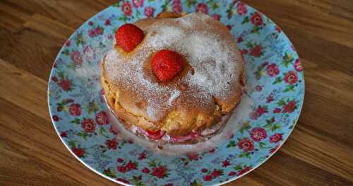 Gâteau de Savoie aux fraises et petits bocaux fraises-coco avec les restes