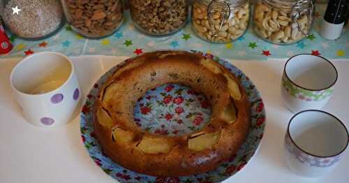 Gâteau pommes-noix-raisins secs