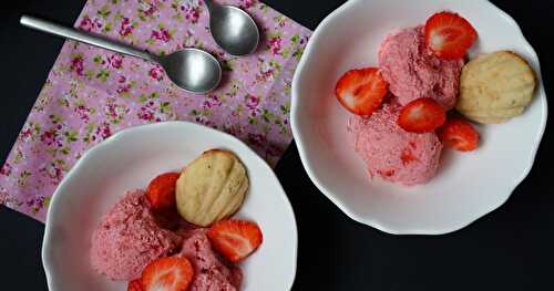 Glace fraise-rhubarbe-coco (avec des petites madeleines presque 100% coco!)