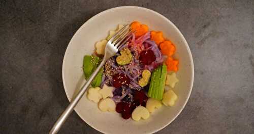 Le dîner des enfants pour accueillir leur papa : assiette colorée tendance licorne et gâteau à la banane (veggie)