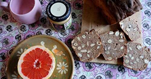 Pain à l'épeautre, aux amandes et aux noisettes