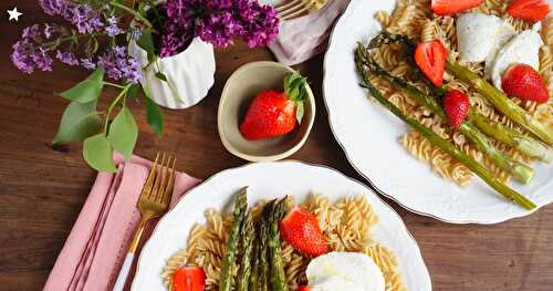 Pâtes, asperges, mozzarella et fraises (veggie, amap, printemps)