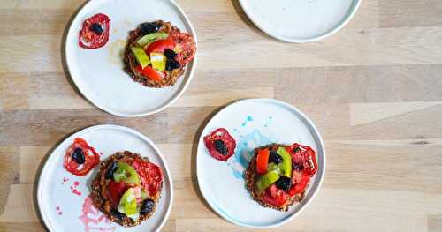 Petites pizzas crues (je bidouille avec mon nouveau copain le déshydrateur!) à la tomate (vegan, cuisine crue, sans gluten)