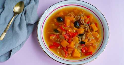 Potage courge, poivrons, olives, coquillettes (vegan)
