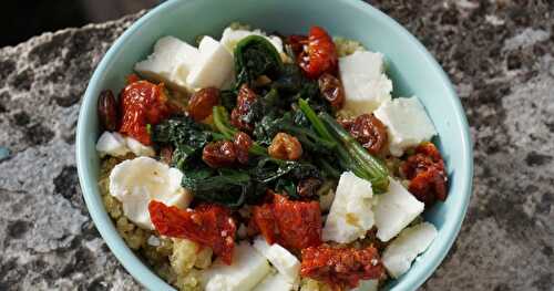 Quinoa aux épinards, feta, tomates séchées