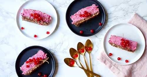 Raw cake (gâteau cru) à la groseille (rawfood, pâtisserie crue, vegan, estival)