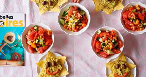 Repas du midi ensoleilé des kids : avocat, tortilla chips et salade colorée