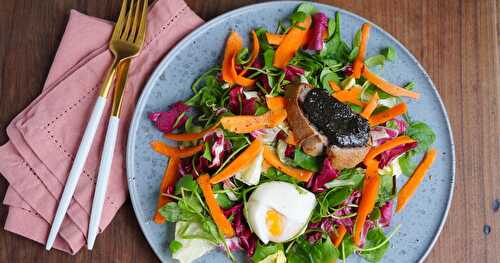 Salade, carottes, oeuf, tartine à la purée de sésame noir (amap, veggie)