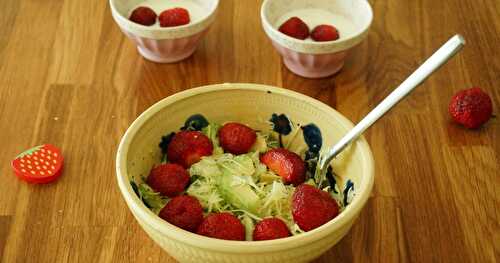 Salade chou-avocat-fraises (les fraises norvégiennes sont là!)