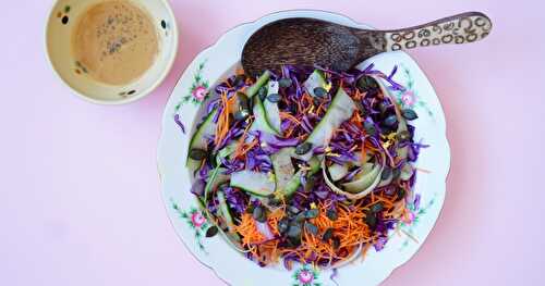 Salade colorée : chou rouge, carotte, concombre (+ petite sauce crémeuse) (vegan, printannier, sans gluten)