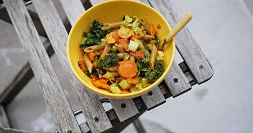 Salade colorée : pâtes-patate douce et panais rôtis- céleri-carotte-kale...(vegan)
