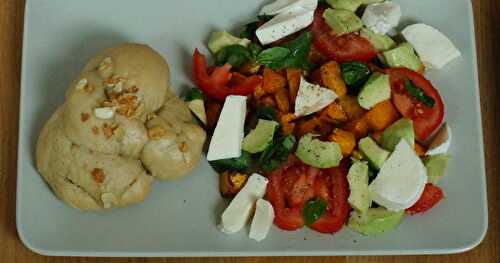 Salade courge, avocat, mozza et petits noeuds à l'ail!