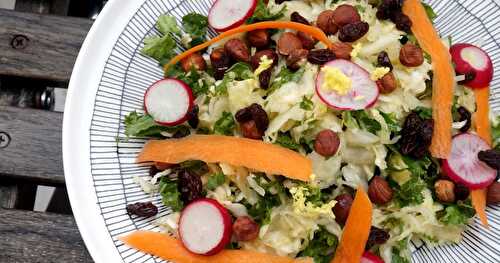 Salade de choucroute, chou kale, noisettes, radis...