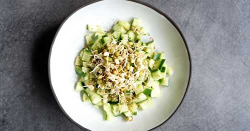 Salade de concombre, graines germées de haricots mungo, sésame, umeboshi (vegan, estival)