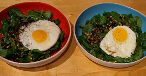 Salade de cresson, graines de courges, oeufs au plat