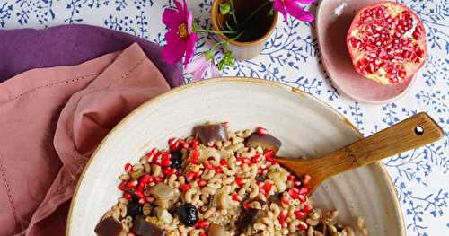 Salade de pâtes, aubergines, olives, grenade (vegan, sans lactose, amap)