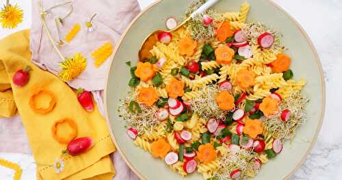 Salade de pâtes aux petits légumes colorés (sans gluten, vegan, printemps)