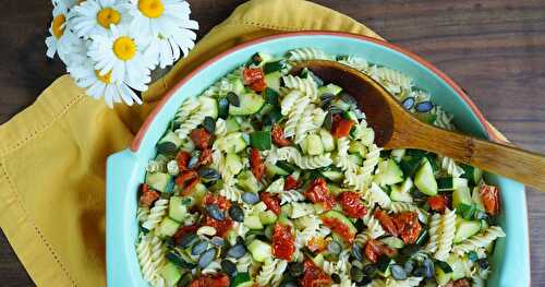 Salade de pâtes, courgettes à l'ail et tomates séchées (veggie, Alsace)