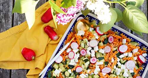 Salade de pâtes, courgettes, radis et feta (veggie, sans gluten, printemps)