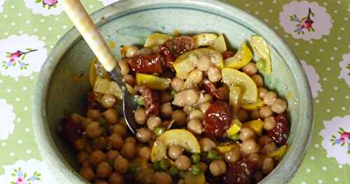 Salade de pois (jaunes, verts) et un peu de rouge avec la tomate!