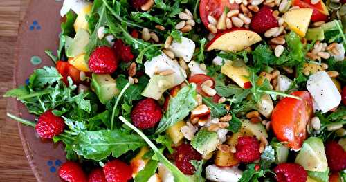 Salade estivale (framboises, roquette, nectarine, tomates, mozza, graines...)