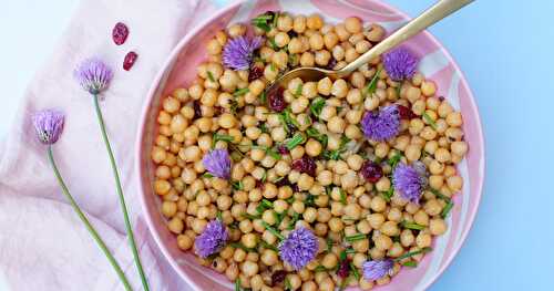 Salade pois chiches, fleurs de ciboulette, cranberries (amap, sans gluten, vegan)