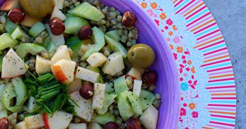 Salade toute simple : sarrasin, concombre, pomme, olives
