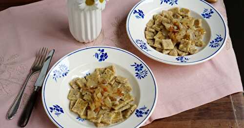 Schniederspaedle à la farine de pois chiche, compotée d'oignons (Alsace, vegan, sans gluten)