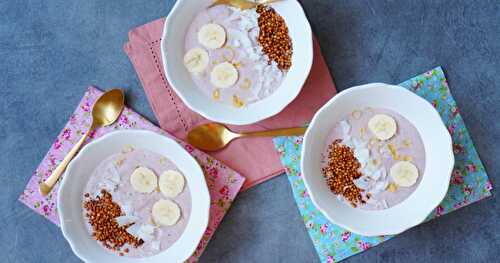 "Smoothlie" (smoothie-müsli!) sarrasin, coco, bananes, fraises (vegan, sans gluten, petit déjeuner)