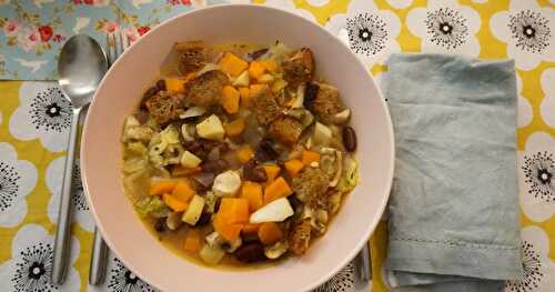 Soupe aux légumes de saison, aux haricots rouges, topping croûtons à l'ail