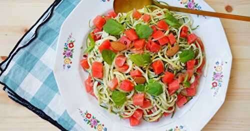 Spaghetti de courgette, pastèque, sauce amande-citron-menthe (cuisine crue, vegan, sans gluten)