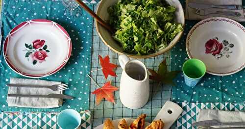 Table automnale : tarte soleil, salade au potimarron rôti, salade verte (veggie, automne)