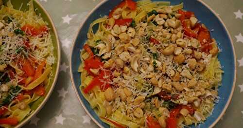 Tagliatelles aux noix de cajou, poivrons et petit jus de persil