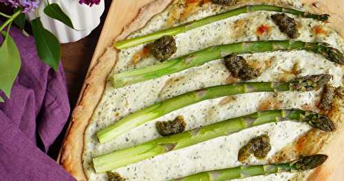 Tarte flambée asperges et pesto d'ail des ours (Alsace, veggie, printemps)