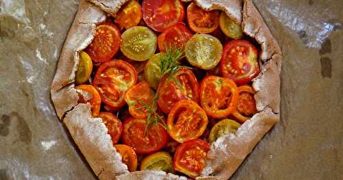 Tarte rustique compotée d'oignons et tomates anciennes (amap, vegan, sans gluten, estival)