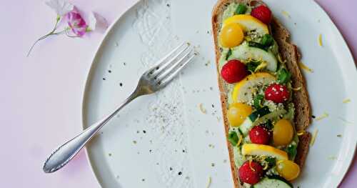 Tartine estivale "retour du marché" sur la magnifique assiette de Véronique Rigaudie (vegan, estival)