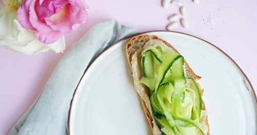 Tartines haricots blancs et concombre, sel à la truffe d'été (vegan)