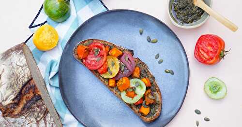 Tartines pesto ail des ours, potimarron rôti, tomates, graines de courge (Alsace, vegan)