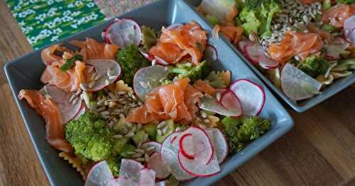 Une assiette de pâtes sympa! (saumon, brocolis, concombre, radis et j'en oublie!)