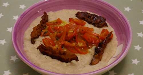 Une assiette du soir sympa : velouté de haricots blancs, poivrons rouges et chips de bacon