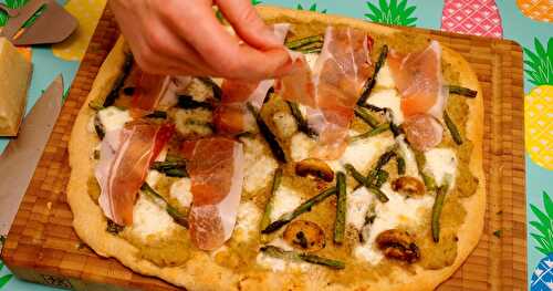 Une chouette pizza : crème d'artichauts, asperges vertes, champignons...